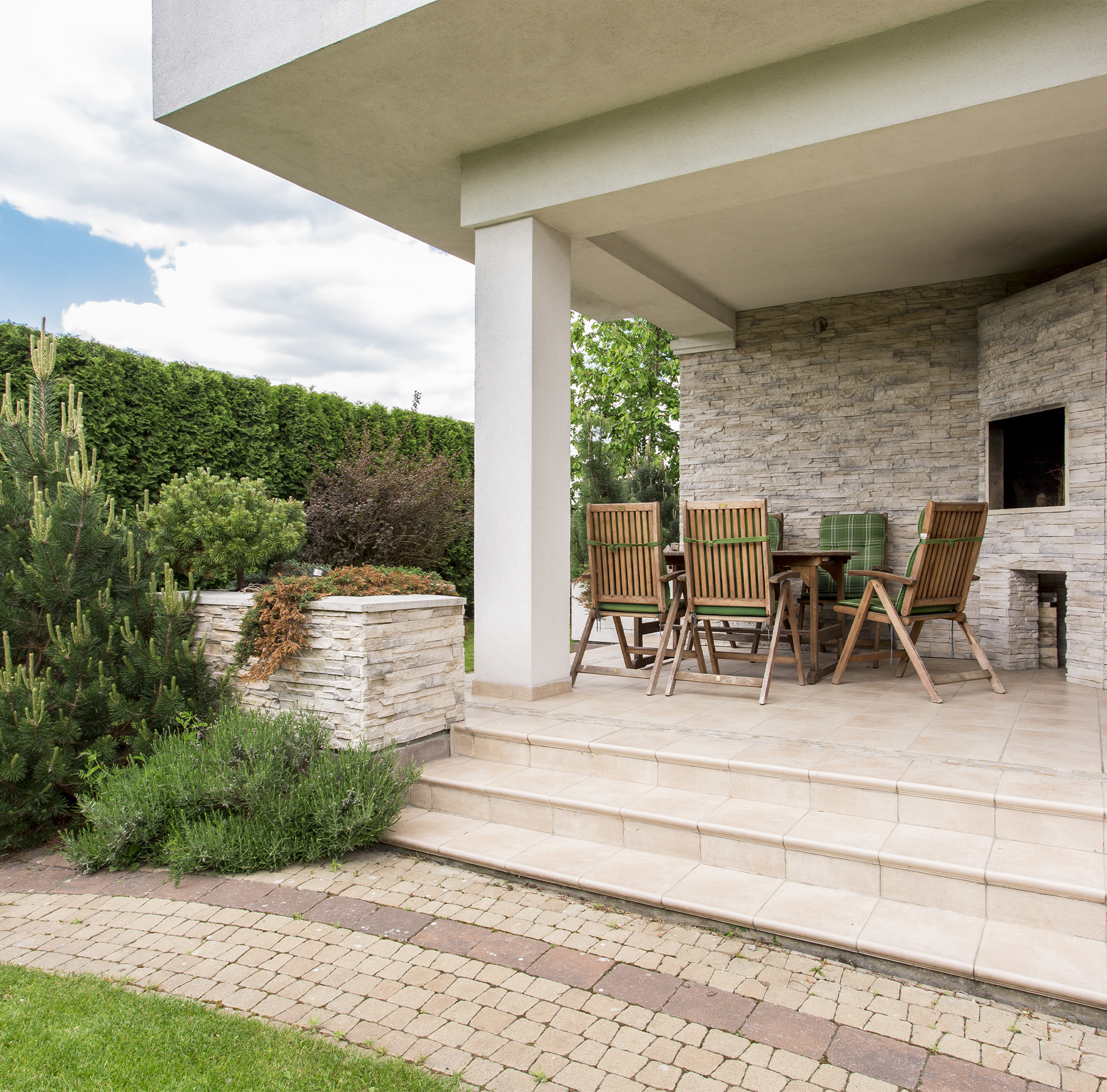 Modernes Wohnzimmer nach Renovierung – koordiniert durch Malo7