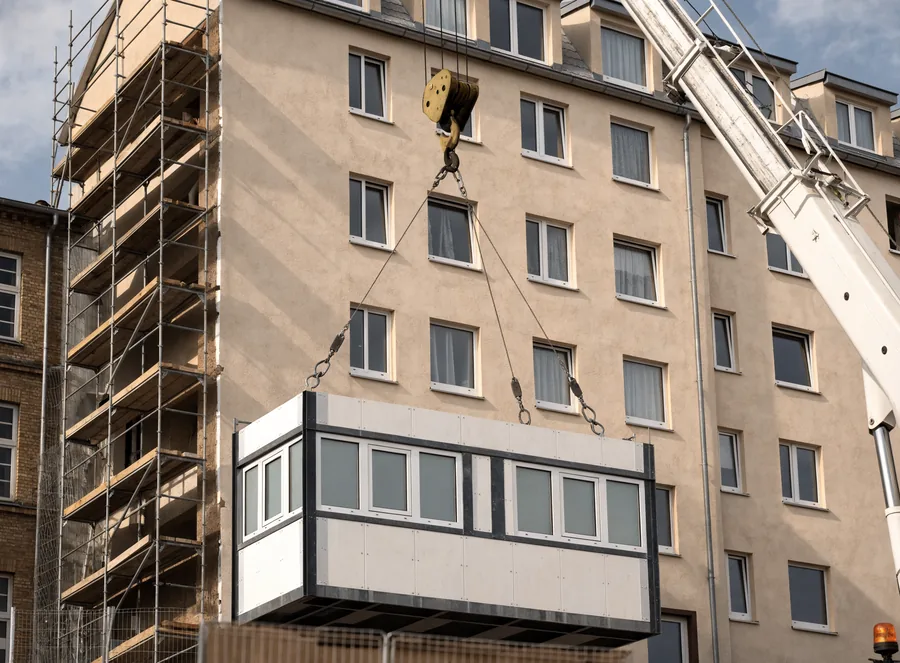 Kranmontage eines vorgefertigten Fassadenmoduls bei einer seriellen Sanierung – MALO7
